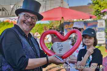 Besucher genießen den Kirmesduft beim Stadtfest