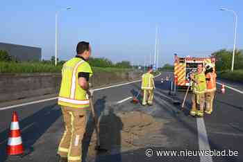 Brandweer schept lading zand van R8