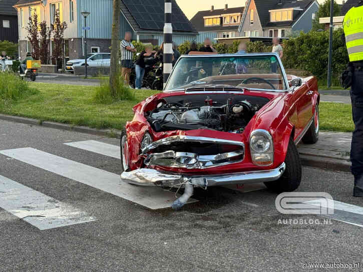 Net gerestaureerde Mercedes 230SL total loss na crash in Zwaag