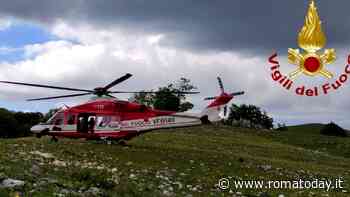 Ha incidente in moto durante una gita e finisce in un fossato, elitrasportato in ospedale: è grave