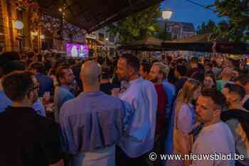 Overvol terras café Den Draak volgt Eurovisiesongfestival op groot scherm: “Het is te gek voor woorden dat Israël wordt toegelaten terwijl er kinderen sterven in de Gazastrook”