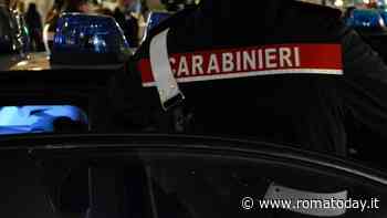 Banda di ladri ruba cellulare a una donna seduta in un locale