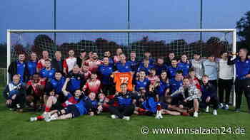 Aufstiegsjubel bei SV Gendorf Burgkirchen: Doch was trieb Coach Gal hinter dem Torzaun?