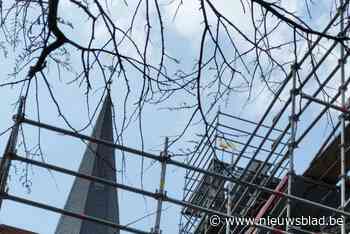 Torenhaantje Sus prijkt ook weer op zijn torentje van de Onze-Lieve-Vrouwekerk