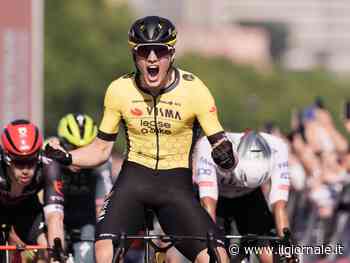 Giro, finale frenetico a Napoli: Milan bruciato in volata da Kooij