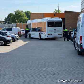 Supporters gooien met glaswerk en stoelen in centrum Deventer