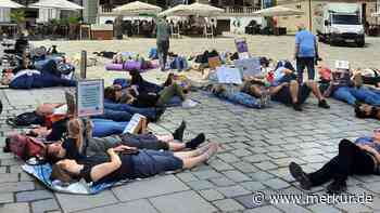 Liegend-Demo in Freising: „Wir verlieren unser Leben, ohne zu sterben“