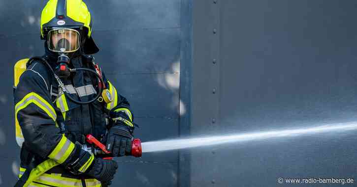 Scheune mit Autos steht in Brand: Verletzte Feuerwehrleute