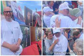 Bart (68) overmand door emoties wanneer ‘zijn’ stoet hem verrast met speciale wagen: “Dit eerbetoon gaat diep”