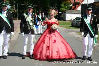 Das Publikum säumt die Straßen in Mantinghausen