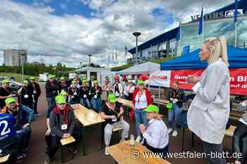 Karnevalisten aus Steinheim typisieren an der Arena auf Schalke
