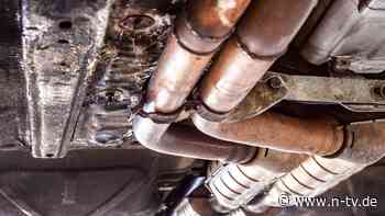 Versteckte Fahrt in Bayern: Zwei Flüchtlinge krallen sich am Unterboden von Bus fest