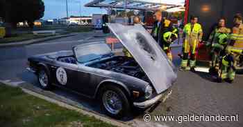 Oldtimer vliegt in brand in Beesd: flink gat in motorkap van Triumph uit 1971
