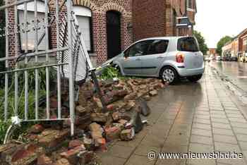 Auto knalt in voortuin van rijwoning