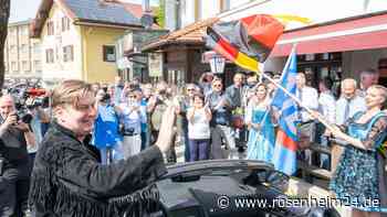 PS-Protz, Models, Zigarre: AfD macht auf dicke Hose – Provokanter Krah-Auftritt in Holzkirchen