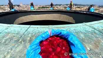 Pioggia di petali di rose al Pantheon