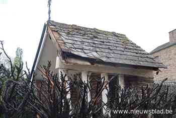 Haag aan Mariakapel in Uikhoven vat vuur door gasbrander