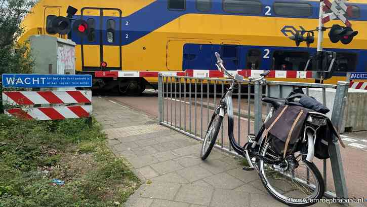 Oudere man op fiets aangereden door trein, zwaargewond naar ziekenhuis