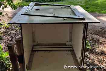 Vandalen vernielen boekenkastje op troostplek