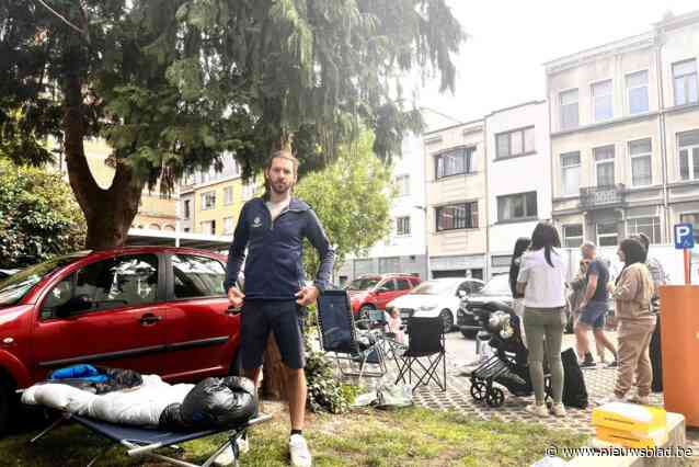 Groep kamperende ouders aan schoolpoort Durletstraat dikt aan: “En zelfs nu zijn we nog niet zeker van plekje voor onze dochter”