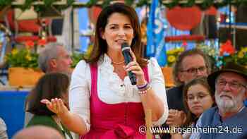 Biertisch statt Bühne: Ministerin Michaela Kaniber ganz locker beim Rotter Bierfest