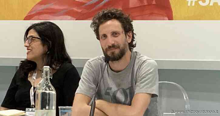 Cenere, la graphic novel di Natangelo profana l’indicibile tabù della morte. La presentazione con Travaglio