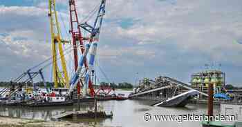 Drie drijvende bokken kunnen 1000 ton tillen, maar berging schip lukt nog niet: ‘De hijsstrop zit vast’