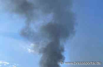 FW-E: Ausgedehnter Brand in einem Wohn- und Geschäftsgebäude - Feuerwehr rettet Anwohner über die Drehleiter