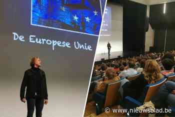 Professor Hendrik Vos brengt bezoek aan Sjabi Begijnhof: “Hij opende met een stukje over het Eurovisie Songfestival”