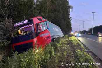 Vrachtwagen rijdt in gracht langs E40 in Beernem