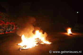 Autobanden in brand gestoken, wegdek beschadigd