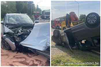 Auto over de kop na zware klap op kruispunt