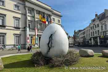 Mysterieus ei duikt op in midden van Grote Markt: “Stunt van een carnavalsgroep misschien, hier in Aalst weet je nooit”