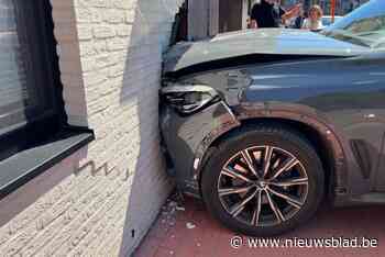 Auto knalt tegen gevel van appartement: geen gewonden
