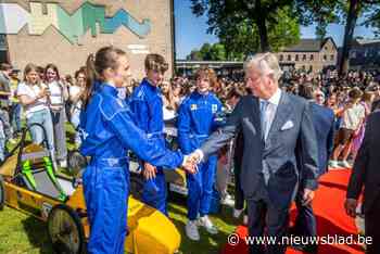 Maaseikse leerlingen leren koning Filip programmeren en tweedehands shoppen: “Hij vond de kleren wel erg goedkoop”