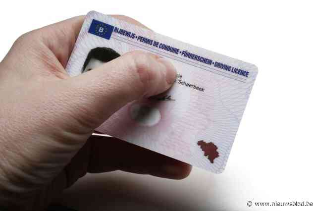 Vrouw onder invloed rijdt drie geparkeerde wagens aan