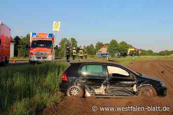 Auto landet nach Kollision auf dem Acker
