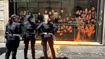 Blitz ambientalista in via del Corso: vernice contro le vetrine dei negozi