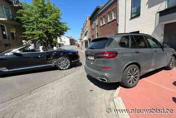 BMW rijdt tegen gevel van appartement na botsing met Bentley