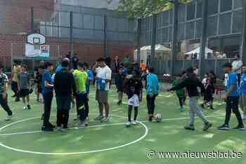Jongeren strijden om de overwinning tijdens straatvoetbaltornooi SHOOT!