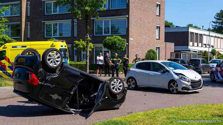In deze straat gaat het twee keer in korte tijd mis: nu auto op de kop