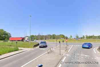 Fietser aangereden door auto op rotonde