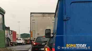 Incidente sul Raccordo anulare: tir si ribalta e perde il carico di mattoni. Traffico in tilt