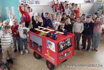 “Wij zijn bij de brandweer!” Kleuters Mater Dei krijgen educatieve bolderkar in de klas