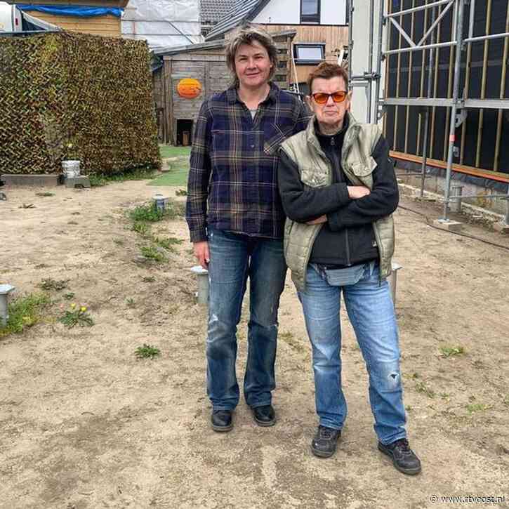 Nadat aannemer failliet ging, bereiken gedupeerde Dajenne en Marita nu hoogste punt van hun droomhuis