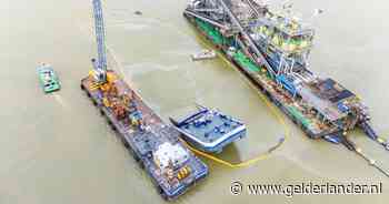 Geknakt schip komt langzaam van de bodem, stuurhut al boven water