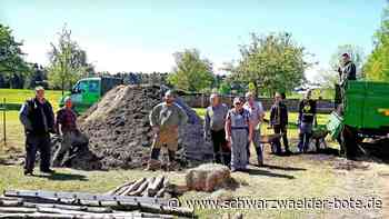 Altes Handwerk in Bad Liebenzell: Kohlenmeiler ist fertig zum Anzünden