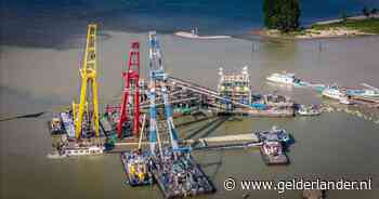 Schip knakte in Waalhaven, maar komt nu langzaam boven water
