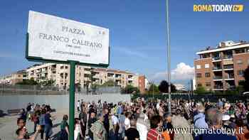 VIDEO | Piazza Califano è realtà: la cerimonia con la figlia e la sorella dell’amato cantautore di Roma