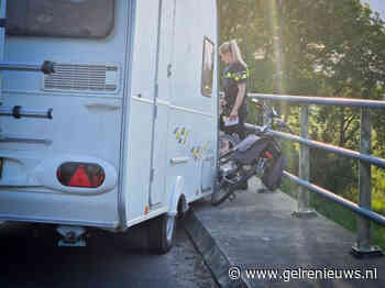 Fietsster klem onder losgeslagen caravan